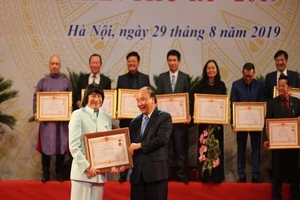 Thủ tướng: Có một số biểu hiện bóp méo lịch sử trong sáng tác