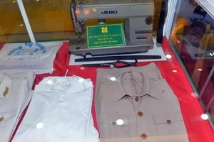 Quá trình ‘làm chủ hoàn toàn’ bộ quần áo bảo vệ thi hài Bác 