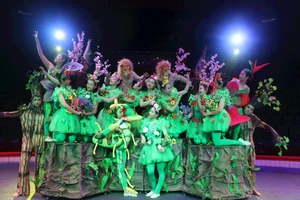 Lần đầu Việt Nam có nữ diễn viên diễn với trăn khổng lồ