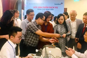 Bộ trưởng Bộ Y tế và các đại biểu tập thể dục tại hội nghị