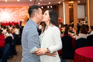 Chồng Việt kiều hôn Ngọc Hiền giữa chốn đông người