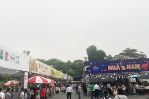 Tái hiện lễ chào cờ lịch sử của Hà Nội tại hội sách 2019