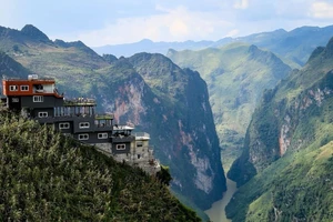 Bộ VH-TT&DL lên tiếng về tòa nhà trên đỉnh Mã Pì Lèng