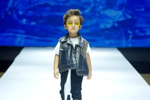 Mẫu nhí làm huyên náo sàn diễn với thần thái dễ thương