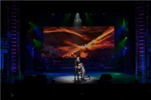 Duy Cường quỳ gối tạ ơn ba nuôi Ngọc Sơn trên sân khấu