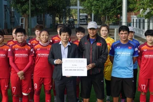 Trao 400 triệu đấu giá áo đấu cho đội tuyển bóng đá nữ đón tết