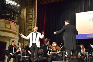 Nghệ sĩ bị kẻ ngáo đá đâm: 'Chúng tôi không thể tin nổi'