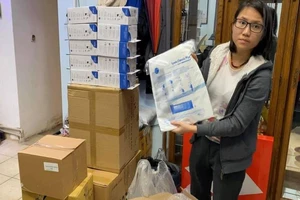 Thanh niên Việt Nam tại Séc tặng nhu yếu phẩm bà con vùng dịch