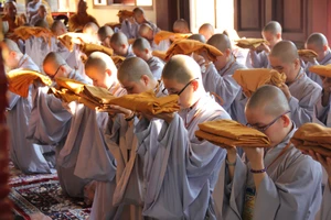 Giáo hội Phật giáo yêu cầu tăng ni cả nước cấm túc tại chùa