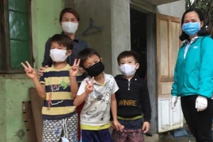 Chị Ngờ thốt lên bất ngờ khi nhận quà trong dịch COVID-19