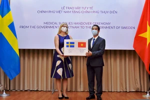 Việt Nam tặng Thụy Điển 100.000 khẩu trang y tế