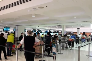 Hơn 340 công dân Việt Nam về nước tại sân bay Tân Sơn Nhất