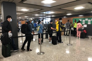 Hơn 340 công dân từ Mỹ về nước ở sân bay Vân Đồn