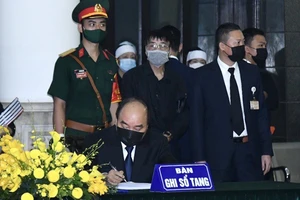 Thủ tướng Nguyễn Xuân Phúc ghi sổ tang. Ảnh: Laodong