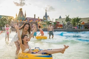 'Chiến đấu' để hồi sinh lại du lịch sau cú đá bồi