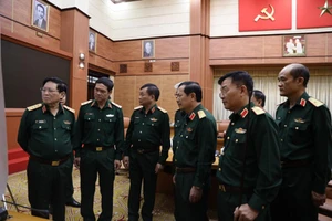 Bộ trưởng Bộ Quốc phòng nghe báo cáo về tìm kiếm Đoàn 337