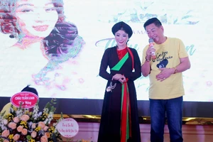 Bán sách và tranh thư pháp ủng hộ đồng bào miền Trung