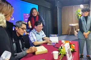 Người Hà Nội vượt lạnh đến xin chữ ký nhà văn Nguyễn Nhật Ánh