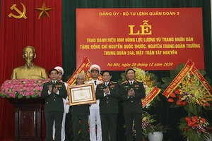 Tướng Thước nhận danh hiệu Anh hùng LLVT Nhân dân 