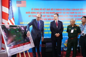 Thượng tướng Nguyễn Chí Vịnh, Thứ trưởng Bộ Quốc phòng Việt Nam và Đại sứ Mỹ tại Việt Nam Daniel J. Kritenbrink tại sự kiện. Ảnh: VT