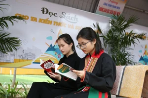 Các bạn trẻ đọc sách trong khuôn khổ sự kiện. Ảnh: VT