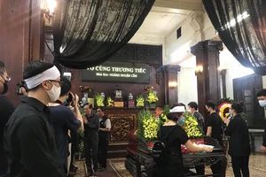 Dòng người nghẹn ngào đưa tiễn nhà thơ Hoàng Nhuận Cầm