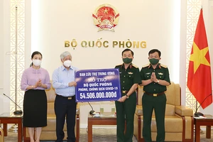MTTQ Việt Nam tặng Bộ Quốc phòng hơn 54,5 tỉ để chống dịch
