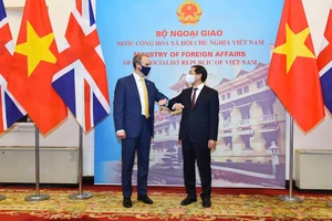 Việt Nam đề nghị Anh hỗ trợ tiếp cận nguồn vaccine phòng COVID -19