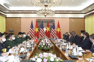 Bộ trưởng Quốc phòng Mỹ thông báo hỗ trợ Việt Nam chống dịch