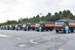 Bộ Tư lệnh Quân khu 9 xuất quân vận chuyển 50 tấn củ quả về TP.HCM