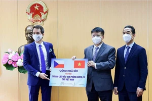 Cộng hòa Séc tặng Việt Nam 250.800 liều AstraZeneca và Moderna