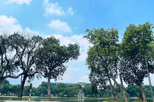 Chùm ảnh: Đường Hà Nội vắng người trong cao điểm giãn cách