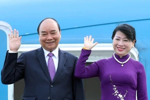 Chủ tịch nước Nguyễn Xuân Phúc và Phu nhân trong chuyến thăm CHDCND Lào. Ảnh: TTXVN