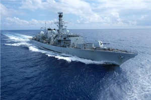 Tàu HMS Richmond của Hải quân Hoàng gia Anh cập cảng Cam Ranh