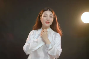 Ca sĩ Phạm Thu Hà hát 'Đôi bờ' gửi mong nhớ hướng về phương Nam