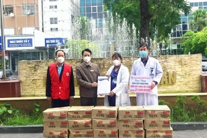 Trao 1.800 phần quà từ Hàn Quốc cho người khó khăn bởi dịch COVID-19