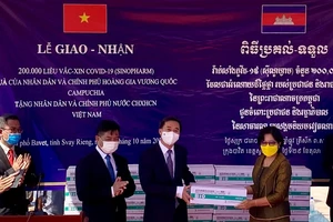 Campuchia tặng Việt Nam 200.000 liều vaccine Vero Cell