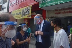 Người dân TP.HCM bất ngờ khi tiêm vaccine được chụp phổi miễn phí 