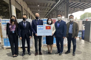 Đại diện Việt Nam tiếp nhận viện trợ vaccine. Ảnh BNG