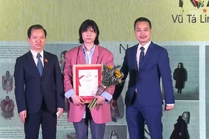 Lôi quần áo cũ từ thời Hà Nội giãn cách, nhà thiết kế làm nên điều bất ngờ 