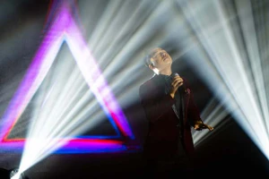 Ca sĩ Tuấn Hưng trong mùa dịch: Làm xe ôm, trông con giúp vợ 