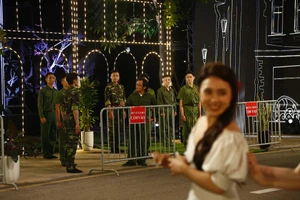 Tái hiện TP.HCM trong đại dịch bằng nhạc kịch 'Phía sau rào chắn'