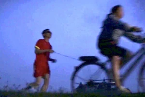 Nghị lực của người khiếm thị đầu tiên ở Việt Nam chinh phục đường chạy 21km 