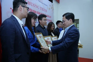 Các y bác sĩ thực hiện hành trình tình nguyện lịch sử chưa từng có