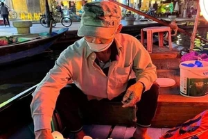 Cụ ông 89 tuổi chở khách ở Hội An nhất quyết không nhận hỗ trợ