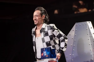 Phạm Anh Khoa chơi đàn guitar và hát solo ca khúc 'Dừng lại khởi đầu'