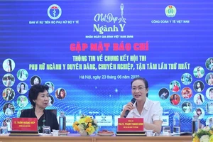 Phụ nữ ngành Y thi duyên dáng, chuyên nghiệp, tận tâm