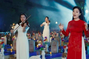 Quán quân Sao Mai 2013 Huyền Trang 'nổi gai ốc' khi hát giữa Nghĩa trang Trường Sơn