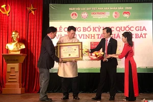 Tôn vinh và trao kỷ lục Việt Nam cho 6 tác giả thơ lục bát