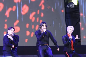 Nhóm nhạc Hàn Quốc, Hoàng Thùy Linh, Đức Phúc 'khuấy đảo' phố đi bộ Hà Nội